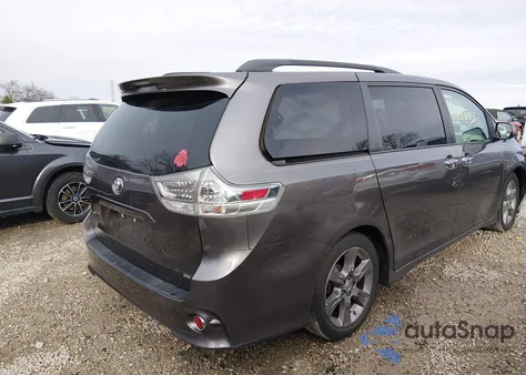 2013 Toyota Sienna Se 8 Passenger z USA, uszkodzony, nr VIN 5TDXK3DC4DS349289